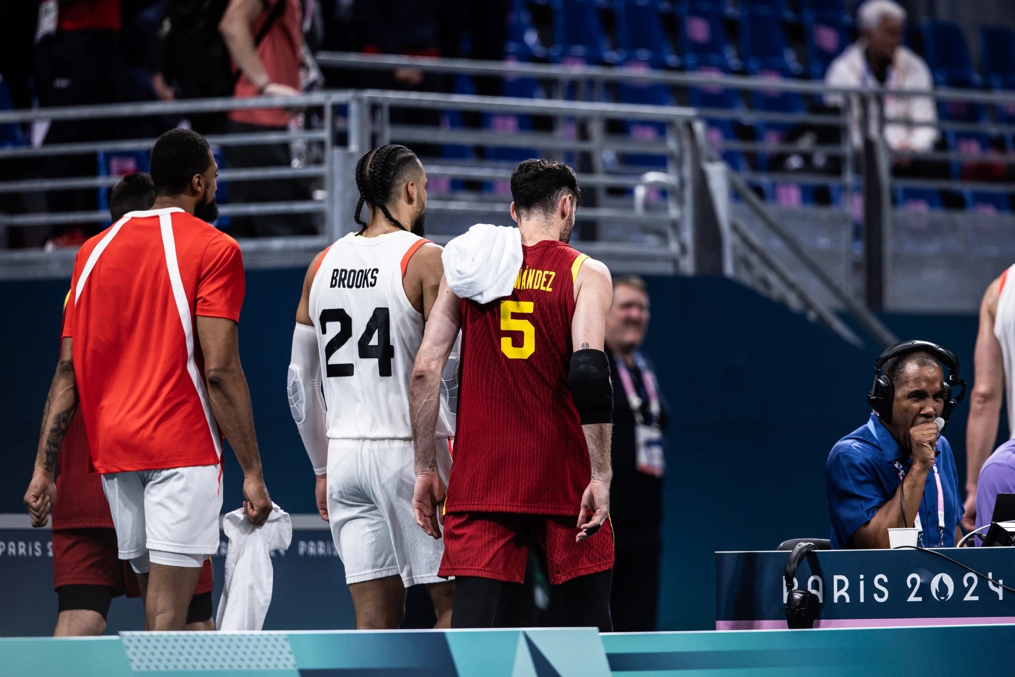 雷竞技网址 -深圳男篮发布备战花絮，今夜状态回暖，法国杯任务艰巨，团队化学反应显著 